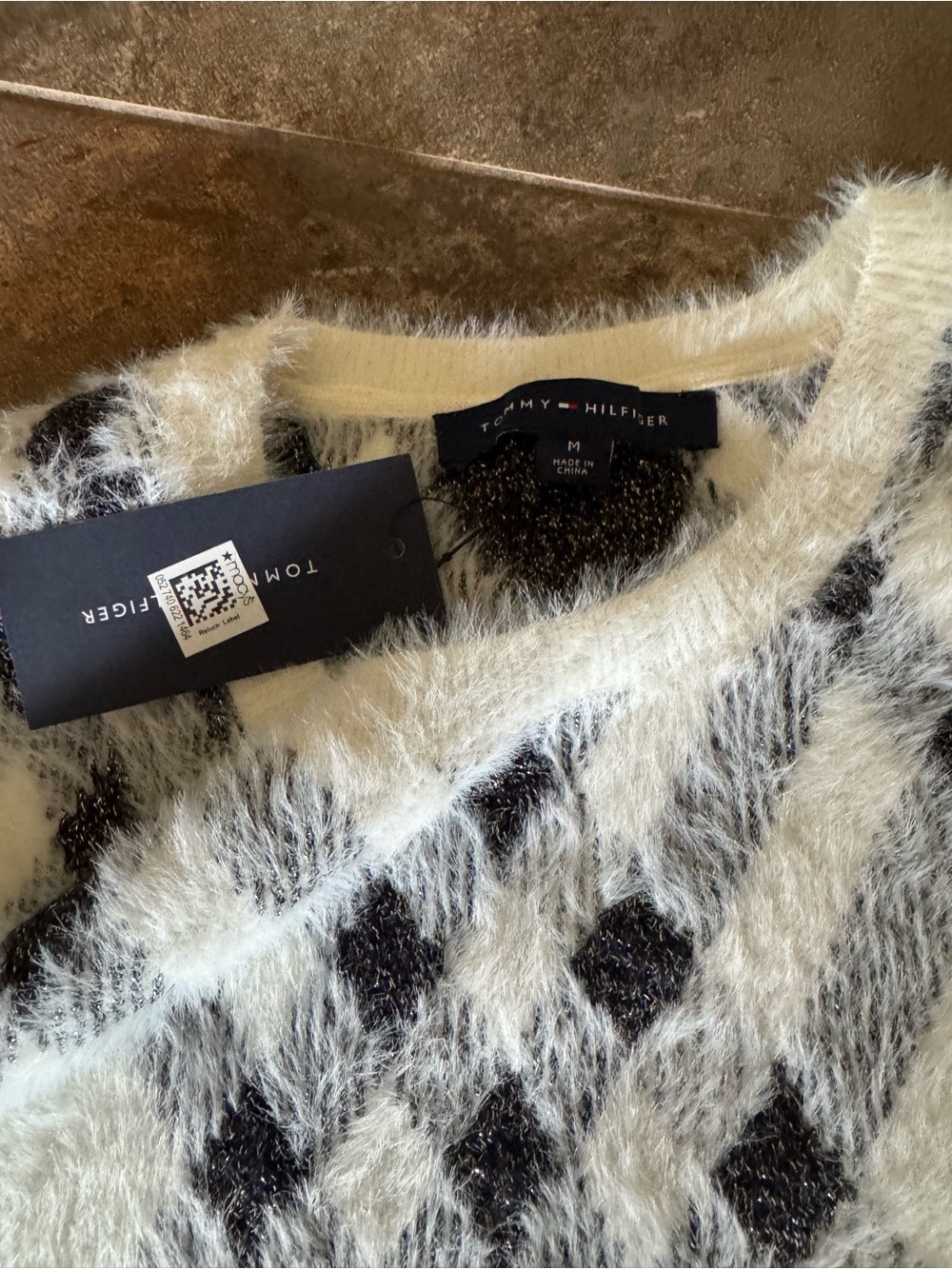 NWT Tommy Hilfiger White Black & Gold Fuzzy Argyle Sweater Vest Size Medium - Picture 5 of 7
